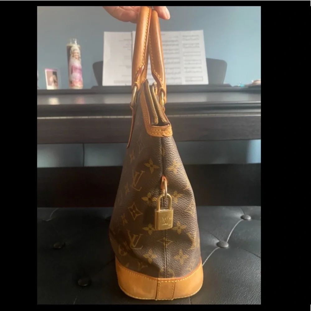 Louis Vuitton Handbag - Picture 4 of 12